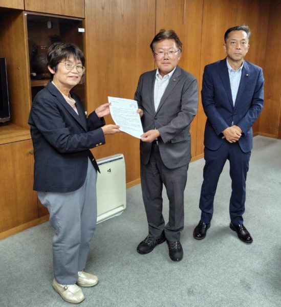 曽田議長に要望書を手渡す高瀬充子氏